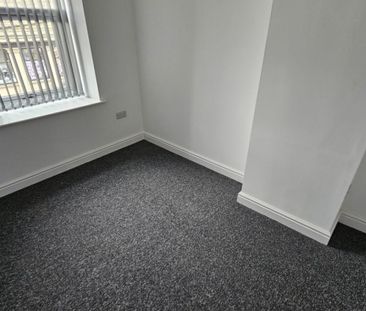 2 bed Flat - To Let - Photo 3