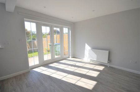 4 bedroom semi-detached house to rent - Photo 3