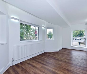 A modern one bedroom apartment opposite the River Thames with separate storage unit. - Photo 3