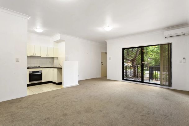 Beautifully Updated Ground Floor Apartment - Photo 1