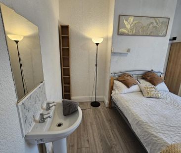 1 bedroom in a house share to rent - Photo 1