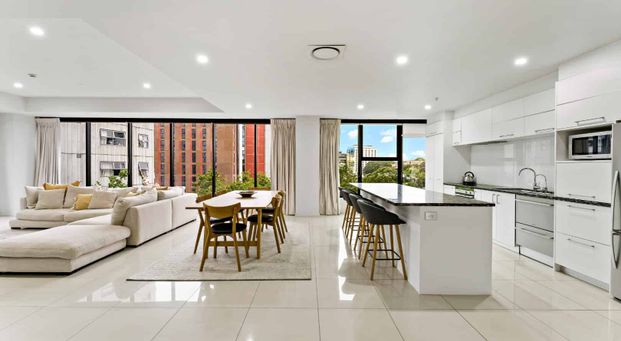 Luxury 3 Bedroom Living - Photo 1