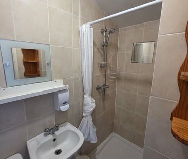 5 Bed Semi-Detached House, Holmwood Road, IG3 - Photo 3