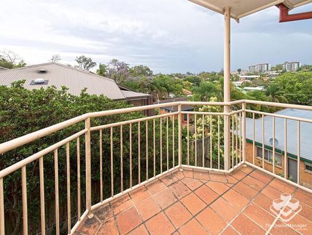 Three level townhouse with courtyard and views! - Photo 3