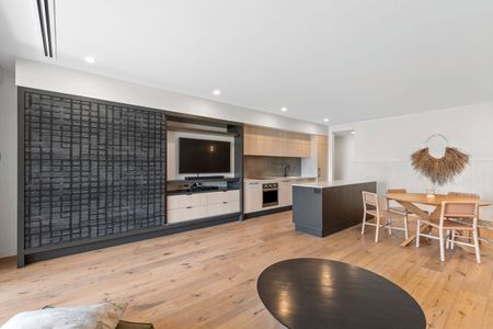 Elegant Coastal Living in the Heart of Sorrento! - Photo 2