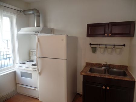 2 storey Main/Upper single family home in the core of downtown! - Photo 4