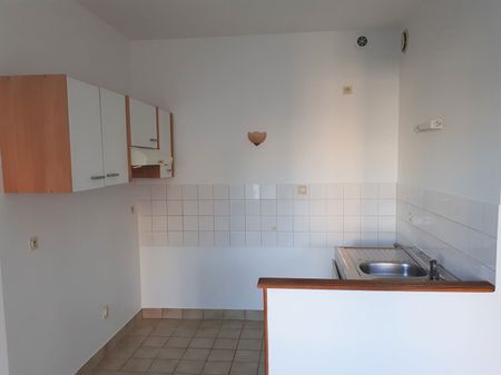 Centre-bourg, appartement en rez-de-chaussée - Photo 3