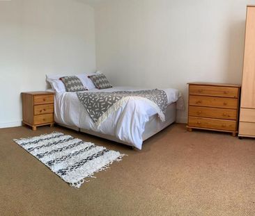 1 bedroom in a house share to rent - Photo 2