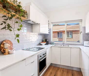 Modern Two-Bedroom Apartment in Prime Location - Photo 4