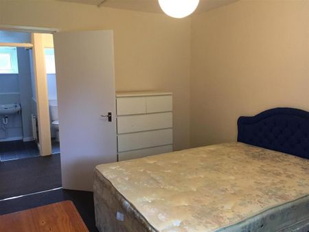 3 bedroom flat to rent - Photo 3