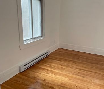 Rue St-Denis, H2P 2G8, Montréal - Photo 1