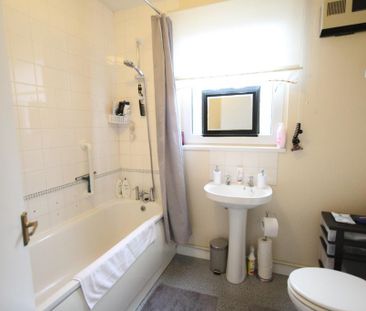 2 bedroom ground floor flat to rent - Photo 3