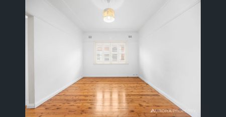 SUNDRENCHED 2 BEDROOM PLUS SUNROOM SEMI WITH PRIVATE GARDEN - Photo 5