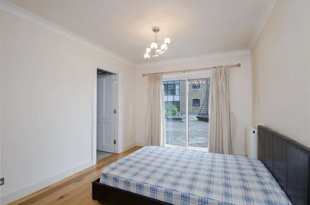 3 bedroom flat in St. Katharines Way - Photo 3