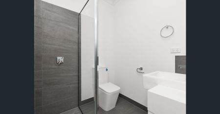 Luxury Fully Furnished Townhouse – Prime Clayton Location! - Photo 2