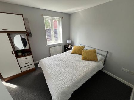 1 bedroom in a house share to rent - Photo 2