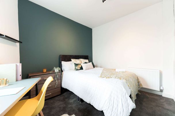 😁 Modern HMO in a great location 😁 Room 3 - Photo 1