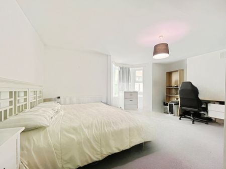 Flat to rent - Fenwick Road, London, SE15 - Photo 3