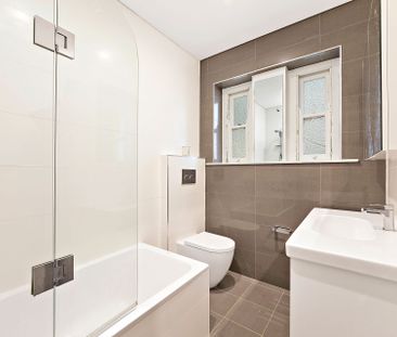 Panoramic Harbour Views in a Grand Art Deco Apartment - Photo 5