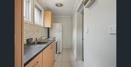 Spacious Three Bedroom Apartment In Prime Petersham Location - Photo 4