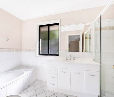 Light filled townhouse - Photo 6