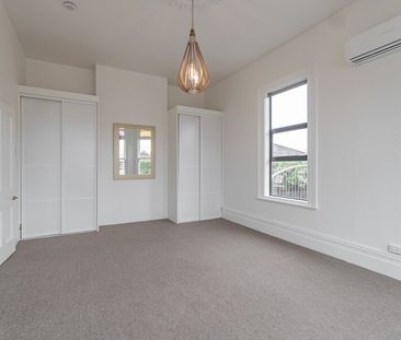 Spacious Character Villa Flat - Photo 3