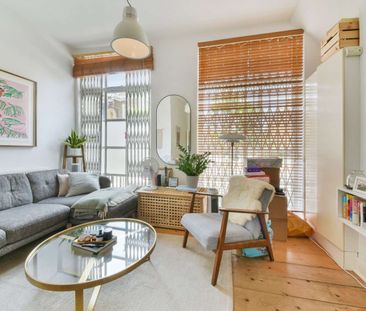 Beautiful one bedroom apartment in a public house conversion. - Photo 4