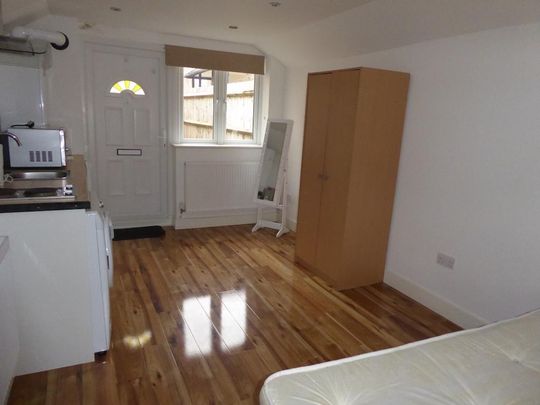 Studio to rent - Photo 1