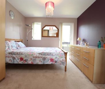 Tresillian Way, Woking - 4 bedrooms Property for lettings - Seymours - Photo 6