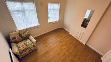 3 bedroom flat to rent - Photo 2