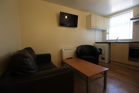 3 bedroom flat to rent - Photo 3