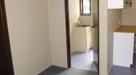 WALTHAM - SPACIOUS 2 BEDROOM UNIT, LARGE GARDEN, SINGLE GARAGE - Photo 4