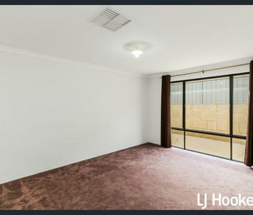 Beautiful & Large 4-bedroom 3-Bathroom - Photo 6