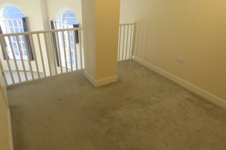 High Street - Photo 2