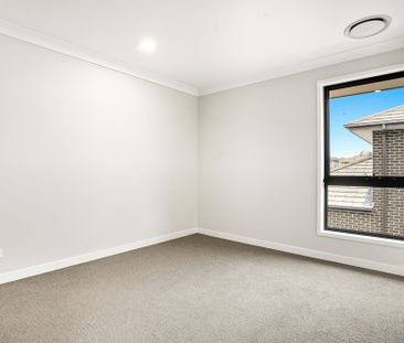 Stunning Home With Extra Large Bedrooms - Photo 3