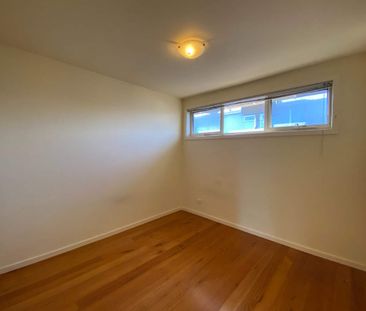 Spacious 3-Bedroom Apartment in Prime Essendon Location - Photo 5