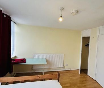Room in a Shared Flat, Couples Allowed, SW8 - Photo 1