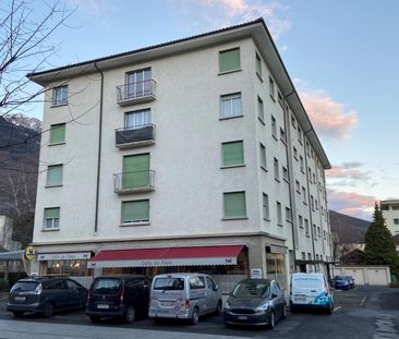 Appartement de 2.5 pièces partiellement rénové au rez-de-chaussée - Foto 3
