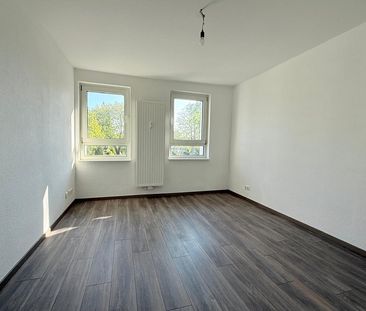 Schicke und renovierte 3-Zimmer-Wohnung in zentraler Lage mit Außen... - Photo 2