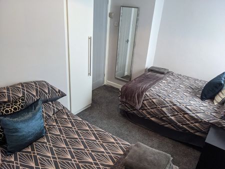 3 Bed Terraced House, Stanton Street, M11 - Photo 3