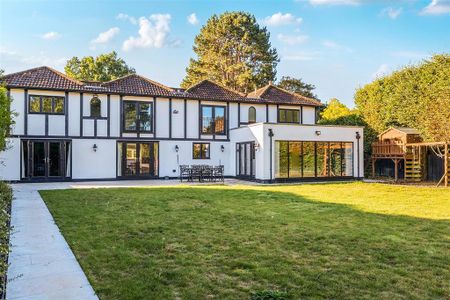 5 bedroom detached house to rent - Photo 2