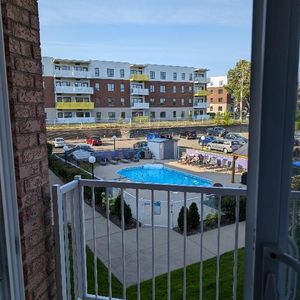 Québec, Charlesbourg, 3 ½ rénové, Idéal Aîné, étudiant, personne seule, Stationnement - Photo 2