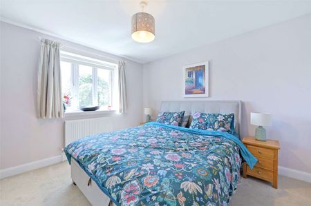 Spacious four bedroom family home with modern interiors and large garden - Photo 2