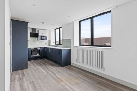 High Street, Horley, RH6 - Photo 2