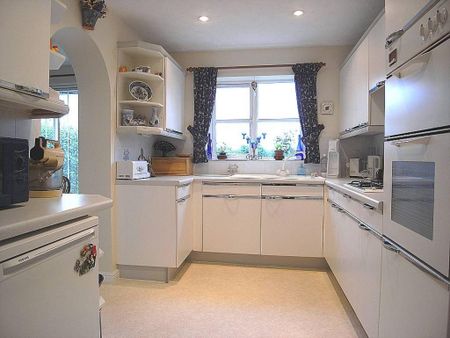 4 bedroom detached house to rent - Photo 5