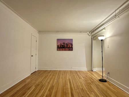 2505 Van Horne , #1 - Photo 5