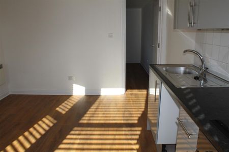 Leigh Road, Eastleigh - Photo 2