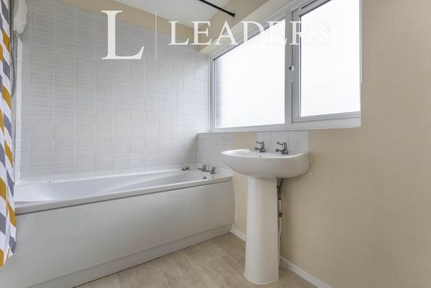 3 bedroom flat to rent - Photo 1