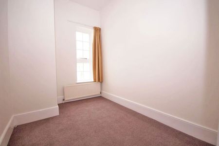 A 2 Bedroom Flat in Lansdown Terrace GL50 2JT - Photo 3