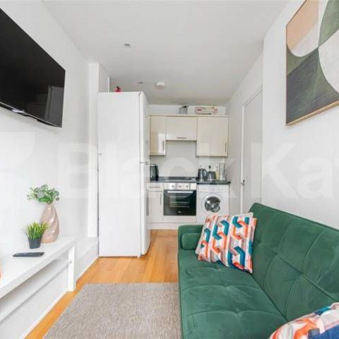 Spacious three double bedroom flat set within a period building on Holloway Road - Photo 1